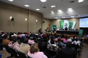Programa Frentes de Trabalho realiza homenagens e divulga  workshop