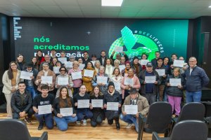 Idosos de Chapec&oacute; recebem certificado do curso de Inclus&atilde;o Digital 