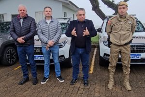 Prefeitura de Chapec&oacute; doa dois ve&iacute;culos para a Pol&iacute;cia Militar