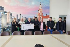 Prefeito recebe devolu&ccedil;&atilde;o de recursos da C&acirc;mara Municipal de Chapec&oacute;