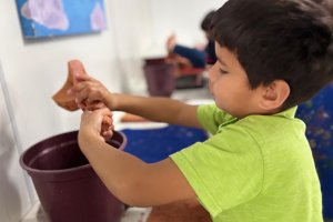 Chapec&oacute; incentiva sustentabilidade e criatividade com oficina de papel reciclado