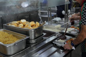 Restaurante Bandej&atilde;o completa 18 anos com almo&ccedil;o especial 