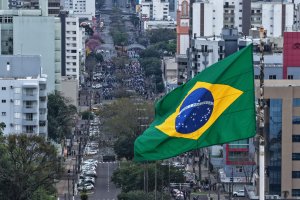 Desfile C&iacute;vico re&uacute;ne dez mil pessoas em Chapec&oacute;