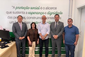 Comitiva de Foz do Iguaçu visita estrutura do Programa Mão Amiga
