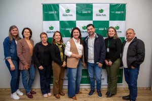 Secretaria de Educa&ccedil;&atilde;o recebe representantes do munic&iacute;pio de Tr&ecirc;s Palmeiras