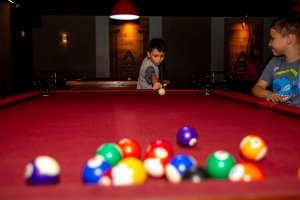 Esportes de precis&atilde;o: Estudantes da EBM Guido Mantelli aprendem sobre sinuca e boliche