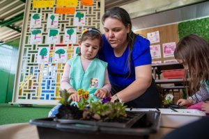 Crianças do CEIM Nossos Sonhos realizam plantio de flores