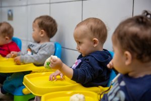 Berçário do CEIM BB Criança explora as sensações