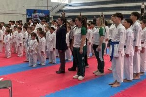 Karatê de Chapecó reúne cem crianças e adolescentes em festival da modalidade