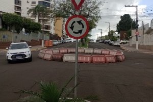 Prefeitura instala rotatória no cruzamento da rua Florianópolis com a avenida Fernando Machado