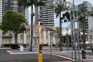 Avenida Getúlio Vargas está fechada totalmente próximo da praça Coronel Bertaso