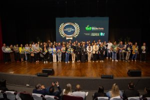 Secretaria de Educa&ccedil;&atilde;o celebra premia&ccedil;&atilde;o de estudantes e professores da rede municipal