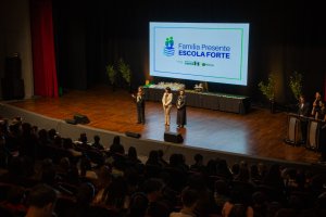 Projeto �Fam&iacute;lia Presente: Escola Forte� re&uacute;ne mais de 1.600 pessoas em noite de reflex&atilde;o e afeto