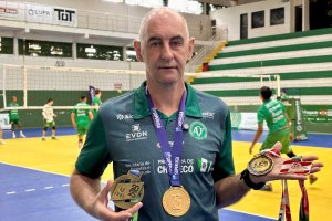 HIST&Oacute;RIAS DOS JASC T&eacute;cnico do voleibol de Chapec&oacute; disputa os JASC h&aacute; 44 anos e tem 12 t&iacute;tulos
