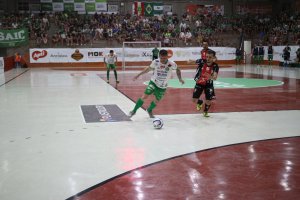 Chape Futsal vence gigante e abre vantagem na semifinal da S&eacute;rie Ouro
