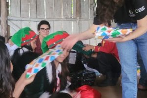 Orquestra Sinfônica de Chapecó entrega brinquedos na Aldeia Kondá