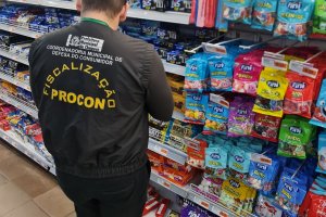 Procon de Chapecó identifica variações de cerca de 50% nos bombons e espumante