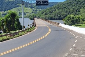 Prefeituras de Chapec&oacute; e Nonoai fazem reparos na ponte do Goio-&Ecirc;n
