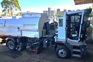 Prefeitura adquire nova varredeira para limpeza de ruas