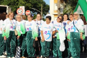 Programa Superidade realiza aul&atilde;o de gin&aacute;stica e entrega agasalhos esportivos em Chapec&oacute;