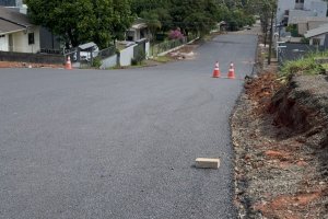Tapete Preto: Rua Graja&uacute;, no bairro Universit&aacute;rio, recebe asfalto
