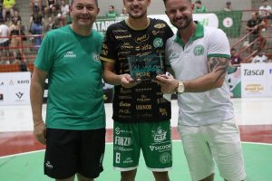 Ala Jefe Seco recebe placa pelos 200 jogos com a camisa da Chape Futsal