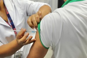 Vacina&ccedil;&atilde;o contra gripe supera 2,7 mil doses e segue em 28 unidades em Chapec&oacute;