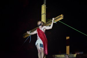 Mais de 100 volunt&aacute;rios participam da encena&ccedil;&atilde;o da Paix&atilde;o de Cristo no Bairro Efapi