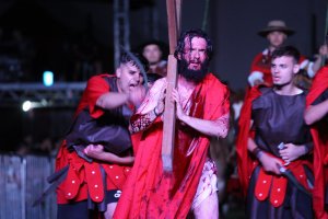 Encena&ccedil;&atilde;o da Paix&atilde;o de Cristo do Bairro Efapi supera expectativas