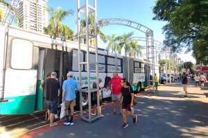 Vacina&ccedil;&atilde;o itinerante aplica 476 doses em um dia