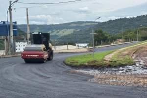 Prefeitura de Chapec&oacute; realiza pavimenta&ccedil;&atilde;o asf&aacute;ltica de &aacute;rea urbanizada do Goio-&Ecirc;n