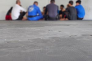 CREAS Inovamente realiza entrega de kimonos para adolescentes do jiu-jitsu