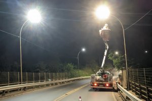 Prefeitura revisa ilumina&ccedil;&atilde;o do Contorno Vi&aacute;rio Oeste e Acesso Florenal Ribeiro