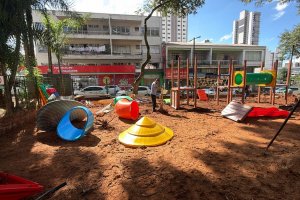 Prefeitura de Chapec&oacute; inicia revitaliza&ccedil;&atilde;o do parque infantil da Pra&ccedil;a Coronel Bertaso