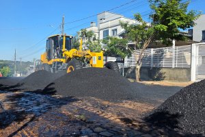 Prefeitura de Chapec&oacute; asfalta ruas de cal&ccedil;amento no bairro Santo Ant&ocirc;nio