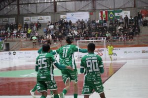 Chape Futsal goleia Blumenau e se isola na lideran&ccedil;a da S&eacute;rie Ouro