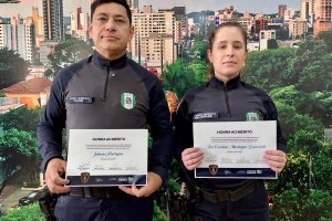 Guardas municipais que salvaram beb&ecirc; recebem homenagem