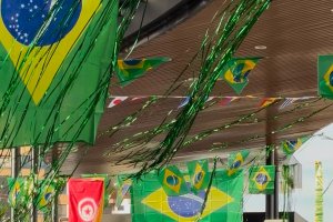 Prefeitura de Chapec&oacute; decora Boulevard com tema da Copa do Mundo 2026