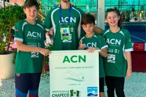 Nova gera&ccedil;&atilde;o de nadadores da ACN conquista medalhas no Estadual
