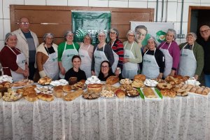 Grupo de mulheres participa de curso de p&atilde;es e bolos