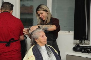 A&ccedil;&atilde;o na Cidade do Idoso promove dia de beleza e fortalece a autoestima dos participantes