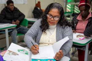Estudantes da EJA transformam trajet&oacute;rias de vida em livros