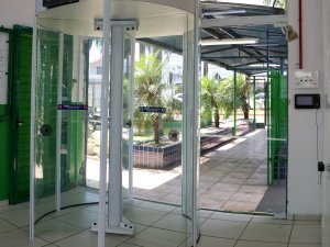 Chapecó instala portas com detectores de metais em cinco escolas