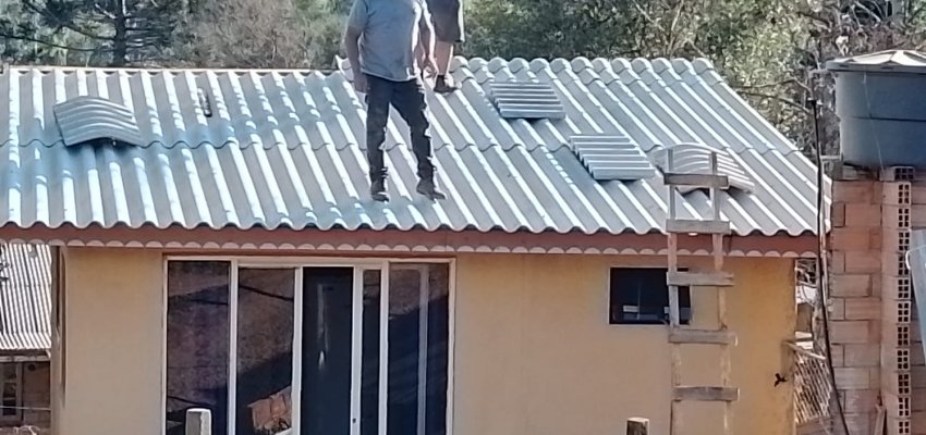 Administra&ccedil;&atilde;o Municipal distribuiu 28 mil telhas para 1,2 mil fam&iacute;lias do Bormann