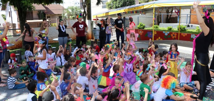 Escolas realizam Festa de Carnaval 