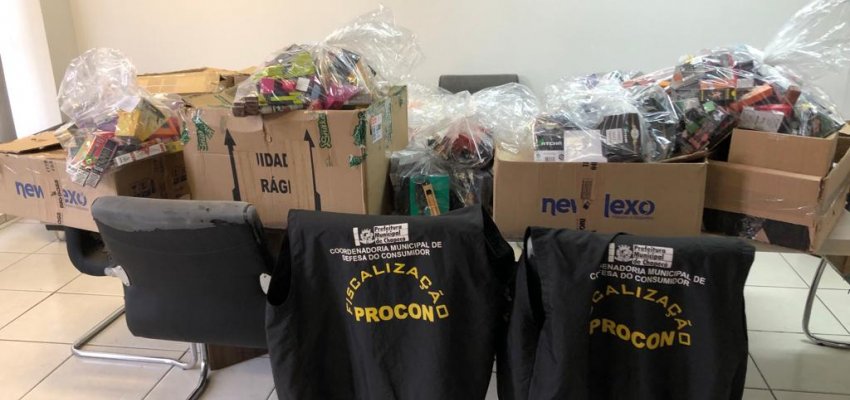 Procon de Chapec&oacute; e for&ccedil;as de seguran&ccedil;a apreendem dois mil cigarros eletr&ocirc;nicos