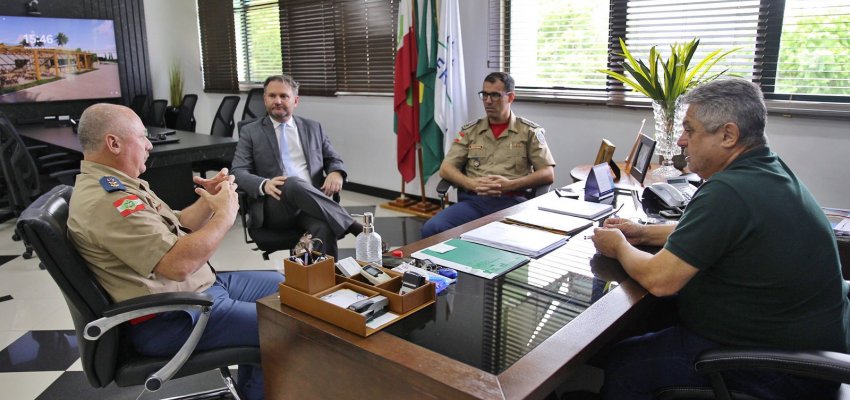 Prefeito recebe comandante geral dos Bombeiros de SC