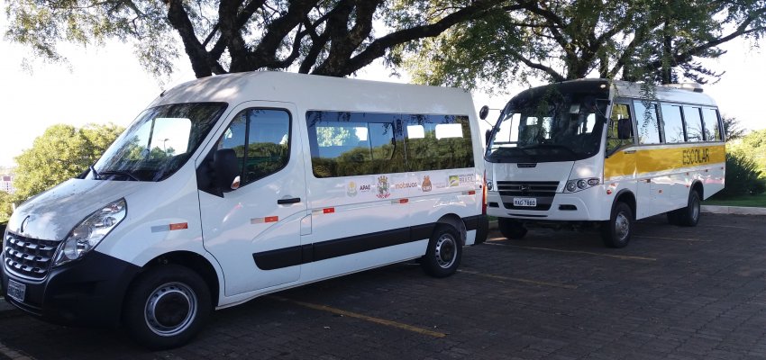 Prefeitura entrega ve&iacute;culos &agrave; APAE