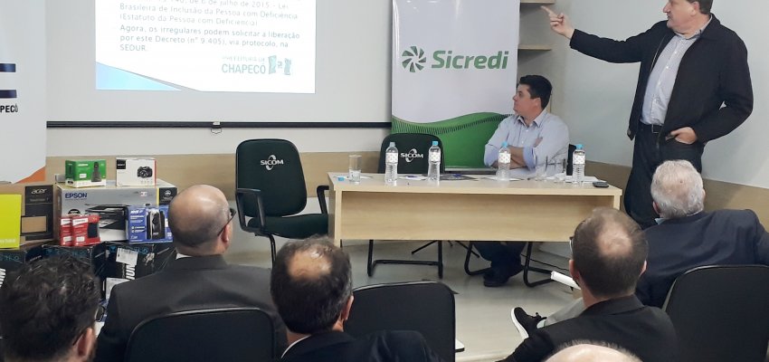 ​Prefeito discute no Centro Empresarial legisla&ccedil;&atilde;o federal que trata sobre acessibilidade