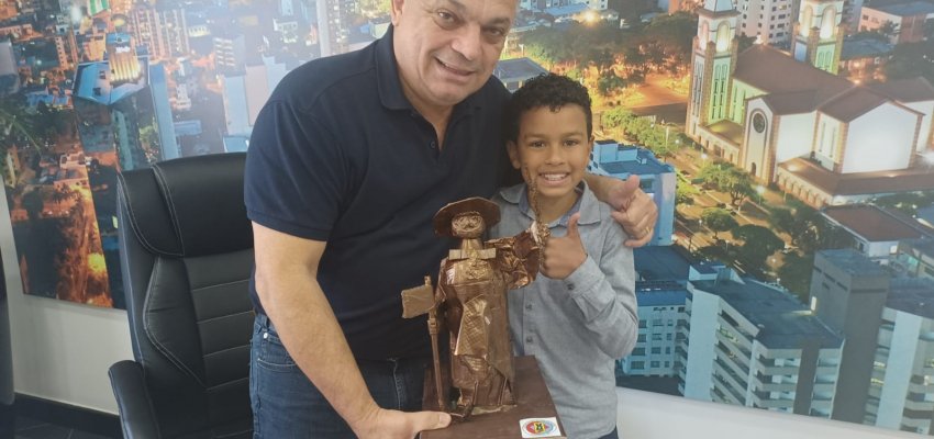 Aluno de escola municipal entrega maquete do monumento O Desbravador para o prefeito